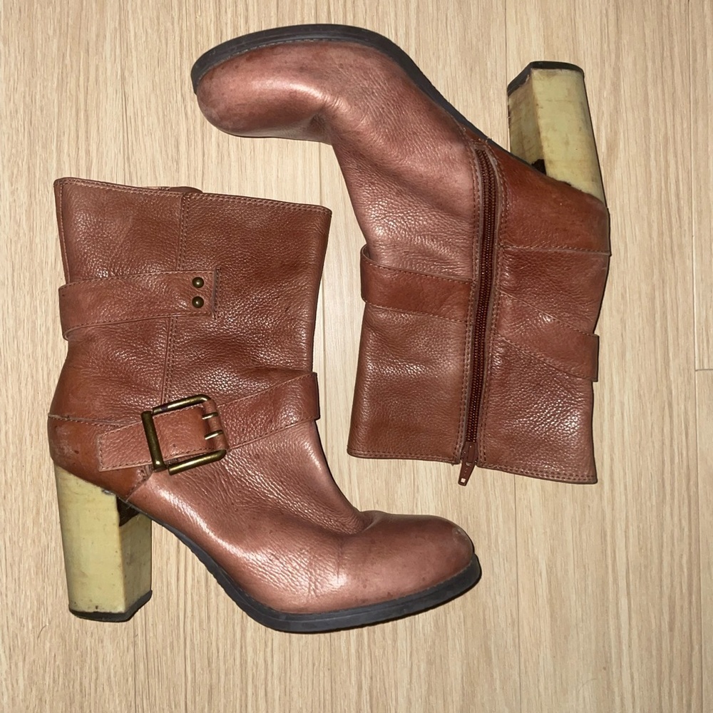 Brown boots/ ankle boots/ buckle down